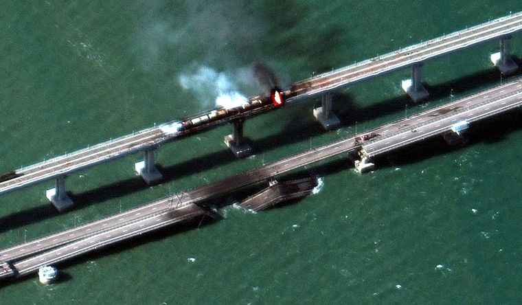 Un de los ataques de Ucrania al puente de Crimea, en poder de Rusia. Foto: Efe.