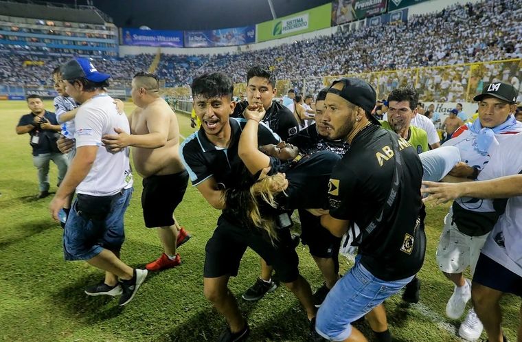 Doce personas murieron durante una estampida en un estadio de El Salvador Foto: AP