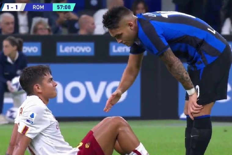 Lautaro y Dybala chocaron en el Inter-Roma y el cordobés salió lesionado.