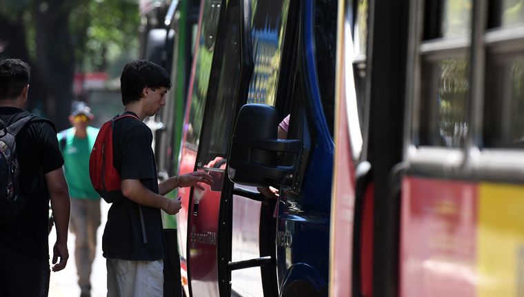 Imagen ilustrativa. La peligrosa práctica viral de colgarse en la parte trasera de los colectivos genera preocupación en Mendoza.