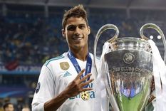 Con una de sus cuatro Orejonas; Varane, en la cima de Europa. Foto: Real Madrid