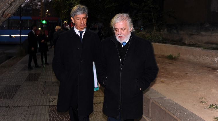 El juez Walter Bento junto a su abogado, Mariano Fragueiro. Foto: ALF PONCE MERCADO / MDZ El juez Walter Bento junto a su abogado, Mariano Fragueiro. Foto: ALF PONCE MERCADO / MDZ