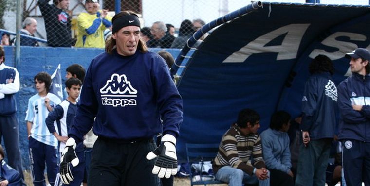 Inamovible. El Flaco Vivaldo arranca de titular defendiendo el arco azul. Foto: Nacho Gaffuri / MDZ