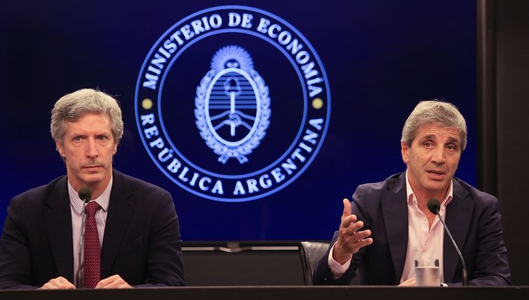 Santiago Bausili y Luis Caputo durante la conferencia del pasado viernes. Foto: NA