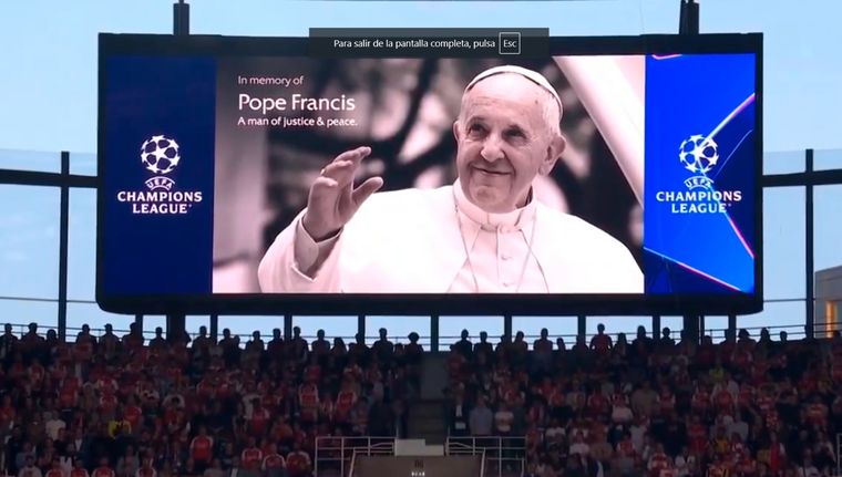 El papa Francisco fue homenajeado por la UEFA en la Champions League. Foto: Captura ESPN