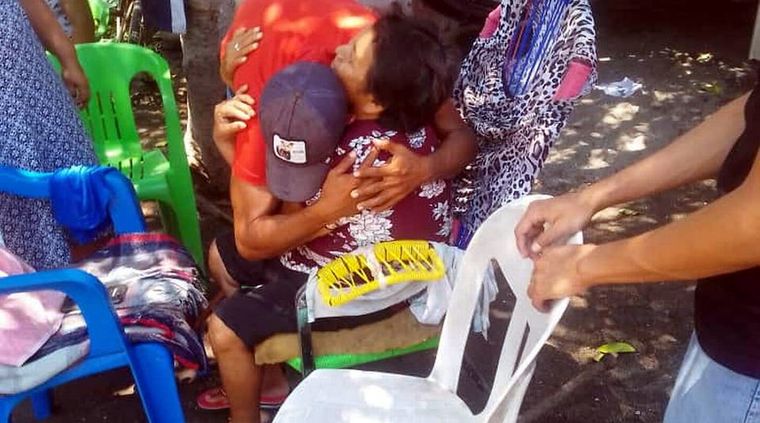 Uno de los pescadores abraza a su madre. Foto: DiariodelSur.