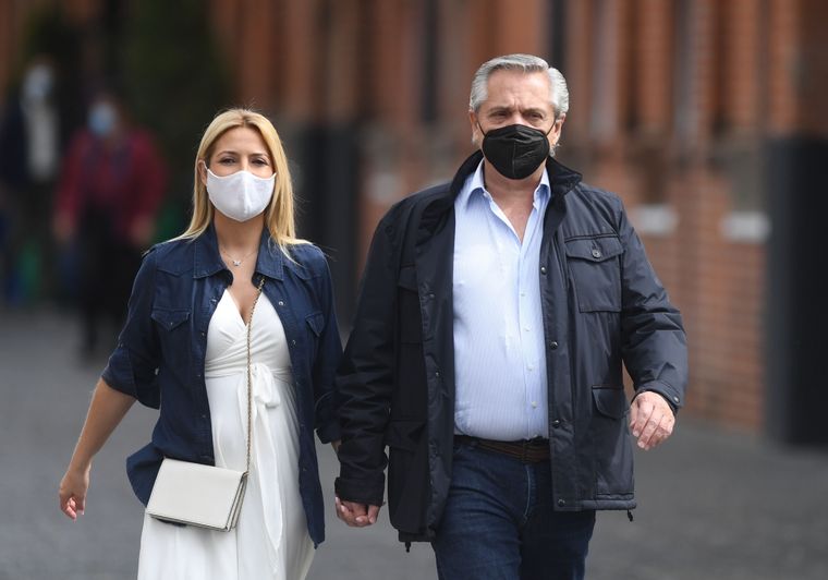 Fabiola Yañez reapareció para acompañar a Alberto Fernández a votar. Foto: Télam