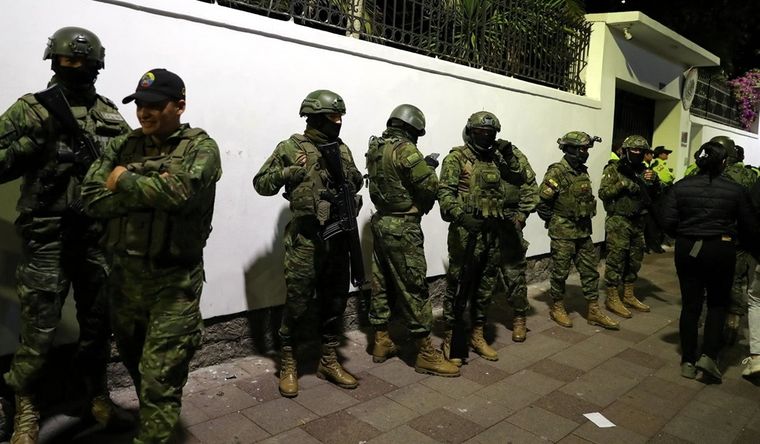 La Embajada de México, con policías ecuatorianos. Foto: Efe.