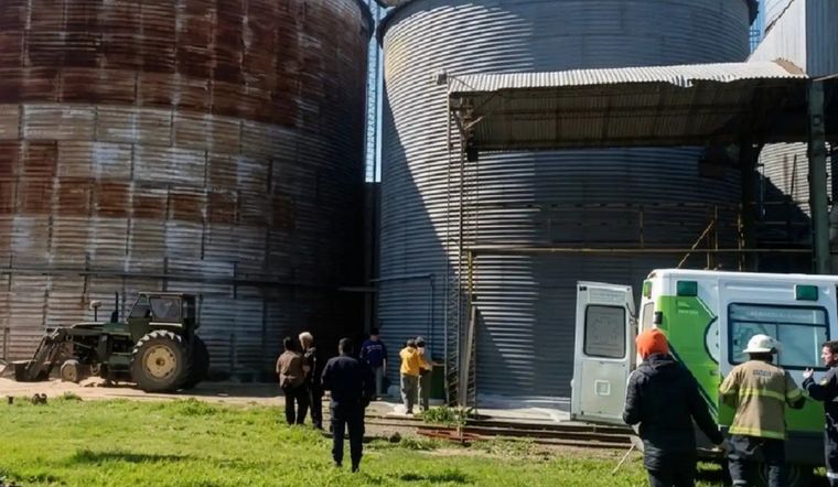 Un fatal accidente laboral sacudió a la localidad de Mariano Benítez, en el partido bonaerense de Pergamino, donde un operario murió tras caer dentro de un silo en una planta de acopio de granos.