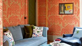 Un contraste inteligente de colores de pintura y del empapelado logra un gran impacto en la decoración.