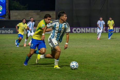 Tropezón para Argentina Sub 17: cayó 3-0 ante Brasil en el clásico sudamericano. Tropezón para Argentina Sub 17: cayó 3-0 ante Brasil en el clásico sudamericano.