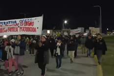 El lunes por la mañana, alrededor de 300 feriantes cortaron el Puente la Noria en reclamo por la reapertura del polo comercial ilegal.