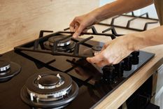 Limpiar Quitar la grasa de la cocina es crucial para evitar la contaminación cruzada Foto: SHUTTERSTOCK