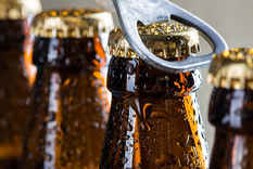 Foto: Eat This, Not That - https://www.eatthis.com/wp-content/uploads/sites/4/2021/04/beer-bottles.jpg