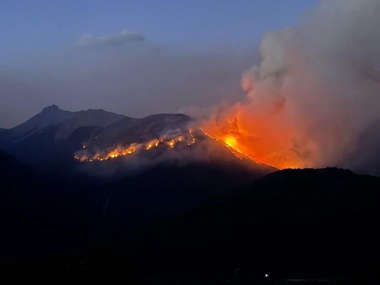 El jueves por la noche, vecinos registraron los primeros indicios del incendio en El Bolsón Foto: X Greenpeace