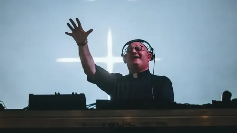 Padre Guilherme cambió el escenario de su presentación