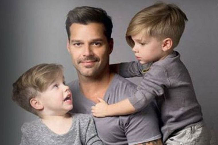 Ricky Martin junto a sus hijos Valentino y Matteo. Foto: Pinterest