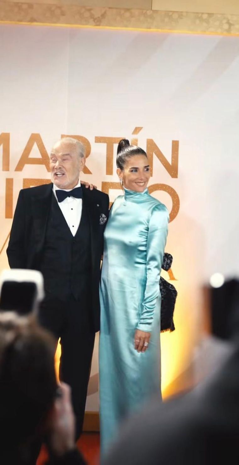 El look de la conductora en los Premios Martín Fierro de la Moda. El look de la conductora en los Premios Martín Fierro de la Moda.
