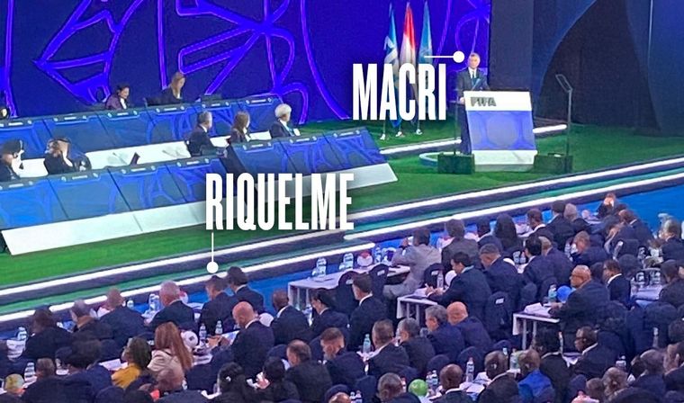 Macri habla para los presentes mientras Riquelme mira el celular. Frialdad, gestos y una relación rota desde hace años. Foto: Olé