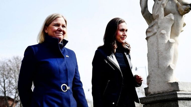 Las primeras ministras de Suecia y Finlandia, Magdalena Andersson y Sanna Marin, en una reunión para debatir la adhesión de ambos países a la OTAN. Foto: GETTY IMAGES