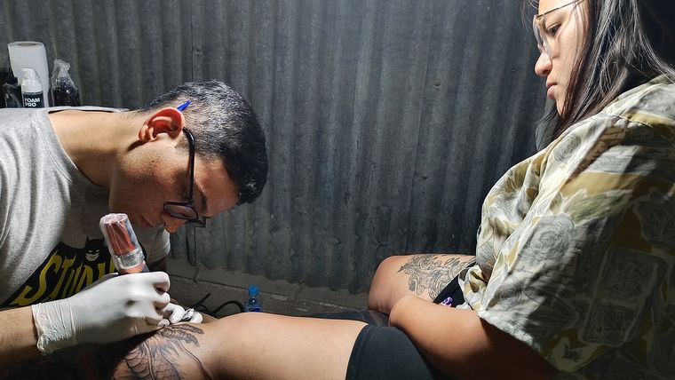 Los diseños fueron consensuados entre el tatuador y el tatuado. Los diseños fueron consensuados entre el tatuador y el tatuado.
