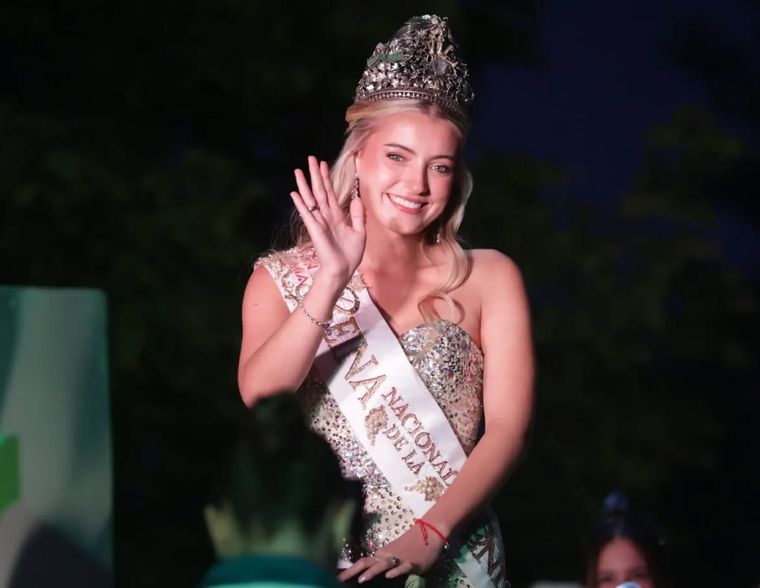 La Reina Nacional de la Vendimia, Azul Antolínez, fue recibida por una multitud en San Rafael tras su reciente coronación.