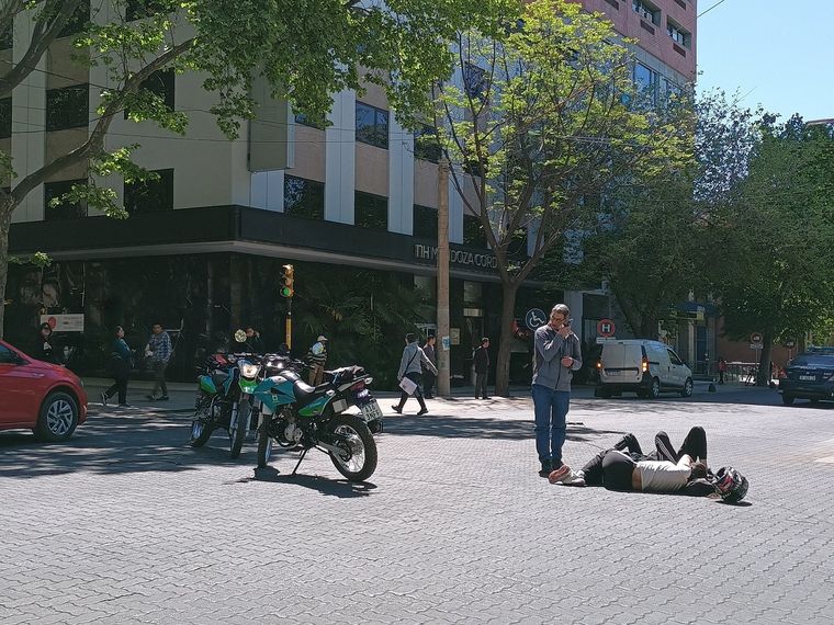 Las calles del centro provincial fueron testigos de un nuevo choque, a causa de las reiteradas distracciones de los conductores. Foto: Emilce Vargas / MDZ