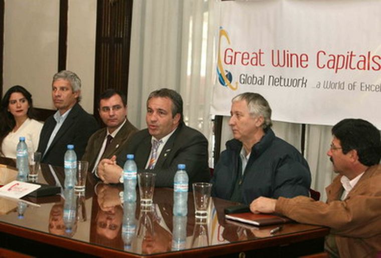 El secretario de Turismo junto a representantes de instituciones ligadas al enoturismo lanzaron la convocatoria. Foto: Gentileza