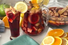 La sangría casera es una bebida festiva, afrutada y divertida. Foto: Cocina a buenas horas - https://www.cocinaabuenashoras.com/como-hacer-sangria-de-vino-tinto.html