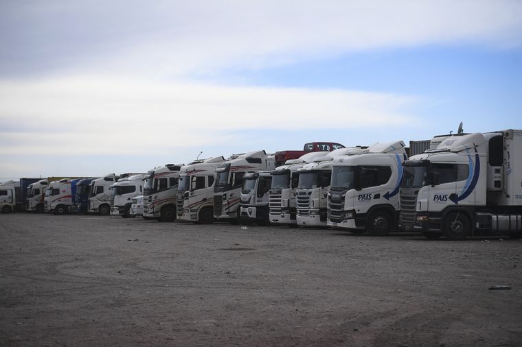 Este mediodía comenzaron a cruzar camiones hacia Chile. Foto: Telam