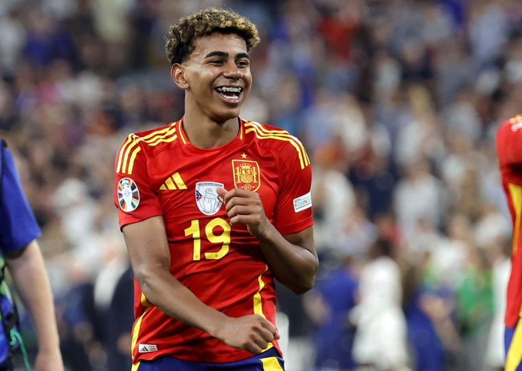 El futbolista Lamine Yamal es uno de los pocos referentes de éxito que tienen muchos jóvenes marroquíes en España.