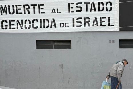 Los repudiables gestos de la hinchada de All Boys contra los hinchas de Atlanta y la comunidad judía. Foto: NA Los repudiables gestos de la hinchada de All Boys contra los hinchas de Atlanta y la comunidad judía. Foto: NA