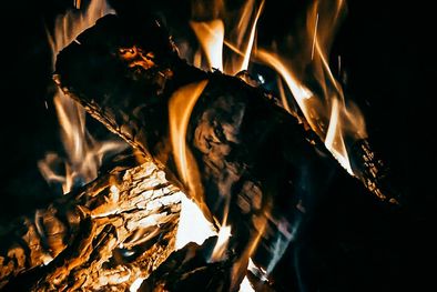 MDZol | No todas las maderas son iguales: algunas huelen naturalmente mejor que otras cuando se queman. Foto: Pexels.com