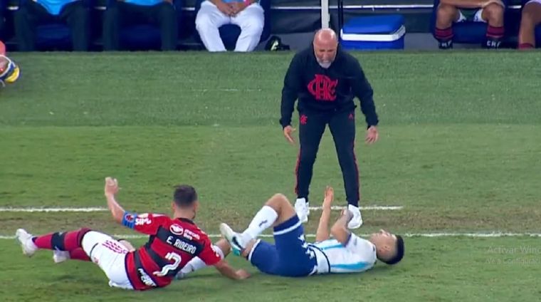 Sampaoli le grita a Rojas.
