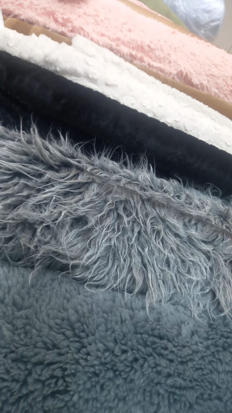 Las elegidas por los entusiastas de la movida electrónica: telas tipo peluche, desde 15.000$ el metro. Variedad colores y texturas. Las elegidas por los entusiastas de la movida electrónica: telas tipo peluche, desde 15.000$ el metro. Variedad colores y texturas.