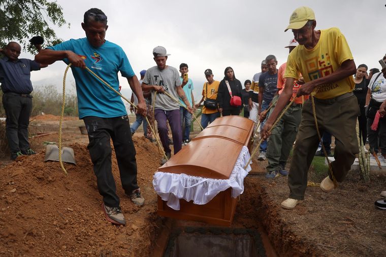 Ceremonia para despedir a Rosa Elena González, anciana que falleció durante los ataques de EE.UU a Venezuela. Ceremonia para despedir a Rosa Elena González, anciana que falleció durante los ataques de EE.UU a Venezuela.