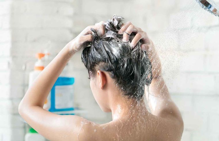 El uso cotidiano del shampoo sólido puede quitarle brillo al pelo, hacerlo más grasoso y alterar el ph del cabello.
