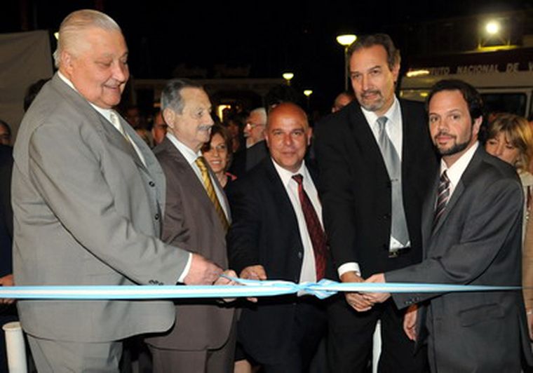 El momento en que las autoridades, entre ellos José Poquet y el vicegobernador Cristian Racconto, cortan la cinta. Foto: Nacho Gaffuri / MDZ