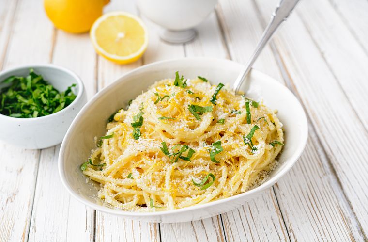Con tan solo limón, crema y pasta, la receta de pasta al limón logra un sabor gourmet sin complicaciones. Con tan solo limón, crema y pasta, la receta de pasta al limón logra un sabor gourmet sin complicaciones.