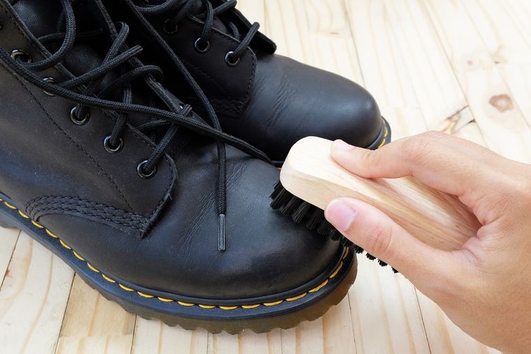 LIMPIEZA TRUCOS PARA LIMPIAR BOTAS DE CUERO SINTÉTICO Foto: SHUTERSTOCK