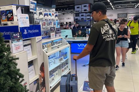 Comprar la Play Station: el objetivo de muchos de los que cruzan la cordillera. Comprar la Play Station: el objetivo de muchos de los que cruzan la cordillera.