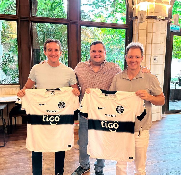 Rodrigo Nogues, presidente de Olimpia, junto a Jorge Brito e Ignacio Villarroel. Foto: @cotonogues