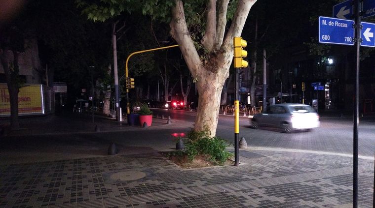 Los semáforos dejaron de funcionar como consecuencia del apagón. Foto: ALF PONCE MERCADO / MDZ