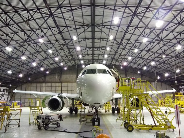 Aseguran que la inacción oficial amenaza con romper la cadena de producción aeronáutica en la Fábrica Argentina de Aviones (FAdeA) y hacer caer una oportunidad de exportación con México.