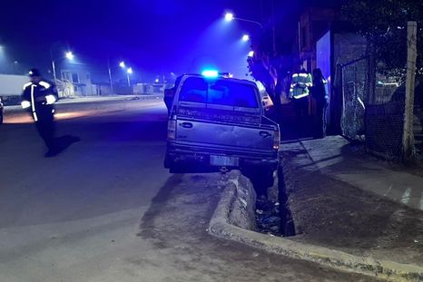 Salió de un bar, se fue manejando alcoholizado y cayó con su camioneta en una acequia en Maipú.