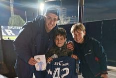 Studer con su dibujo, junto con un emocionado Santi y su amigo Ian, en una noche que no olvidarán jamás. Studer con su dibujo, junto con un emocionado Santi y su amigo Ian, en una noche que no olvidarán jamás.