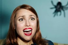 Una mujer grita al ver una araña. Foto: GETTY IMAGES