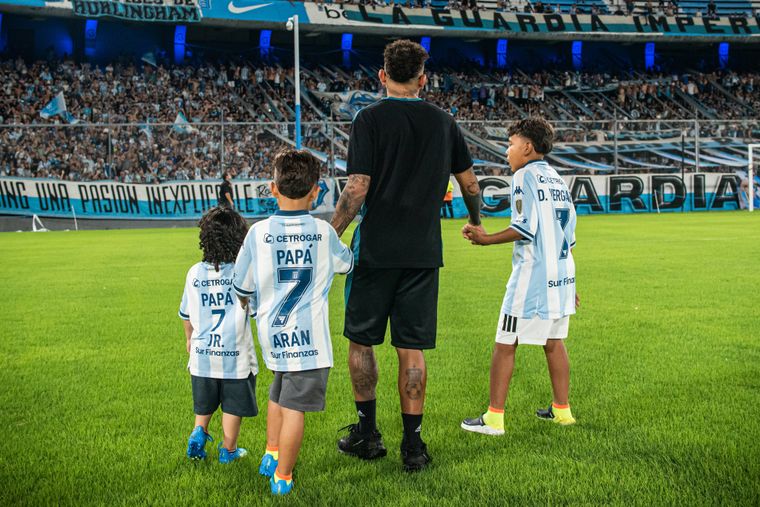 Una tierna foto de Racing se convirtió en un imán de cargadas de hinchas de Independiente.