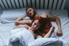 Ella duerme, una vez culminados los escarceos amorosos, apoyada sobre el pecho de su hombre.
