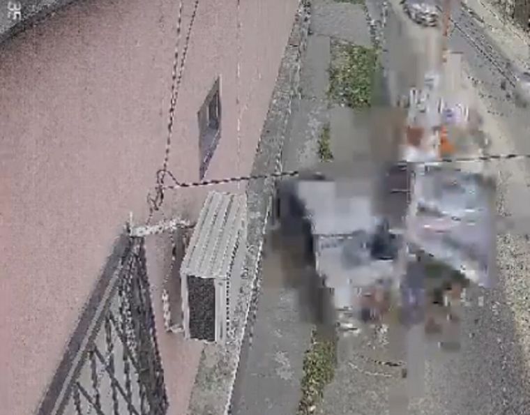 Un camión sin control chocó a un auto y atropelló a un ciclista en La Matanza Foto: Captura de video